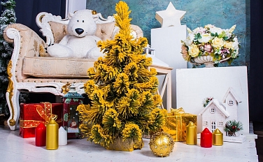 Цветные ели и интерьерные украшения